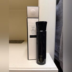 Oribe Royal Blowout Heat Styling Spray in Black and Cream